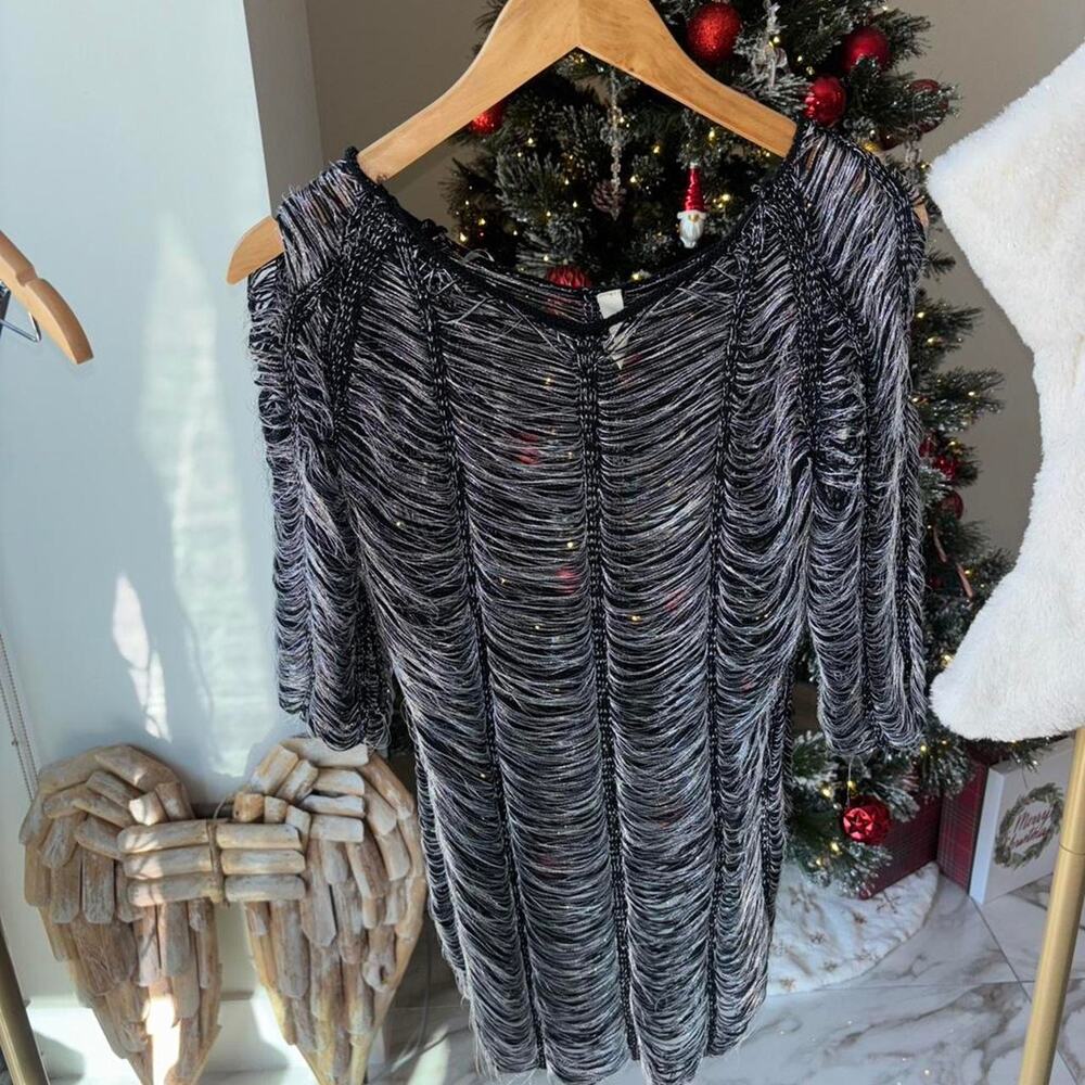 Black and grey ruffled off